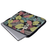 Tropische dunkle Blätter: Textilmuster-Design Laptopschutzhülle (Vorne Knopf)