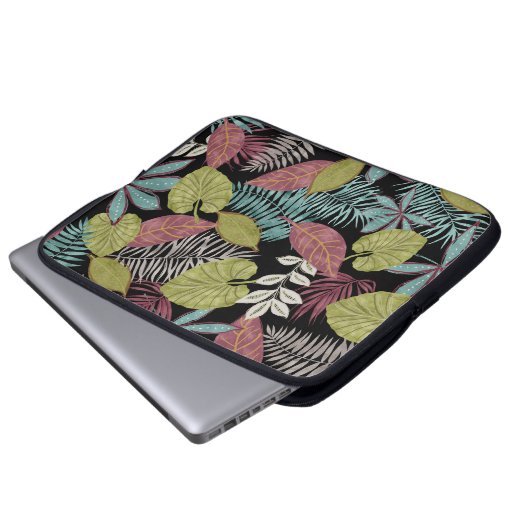 Tropische dunkle Blätter: Textilmuster-Design Laptopschutzhülle (Vorne Knopf)