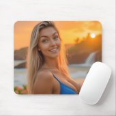 Tropische Eleganz: Helenas Bikini-Fotoshooting Mousepad (Mit Mouse)