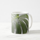 Tropische Eleganz: Monstera Leaf Kaffeetasse (VorderseiteRechts)