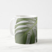 Tropische Eleganz: Monstera Leaf Kaffeetasse (Vorderseite Links)