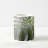 Tropische Eleganz: Monstera Leaf Kaffeetasse (Mittel)