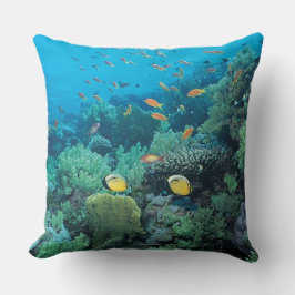 Tropische Fische, die über Riff schwimmen Kissen