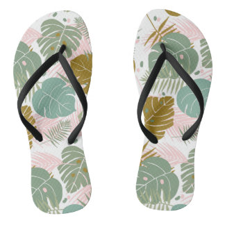 Tropische Folien - Muster aus Monstera und Palmblä Badesandalen