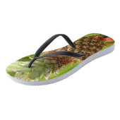 Tropische Früchte der Ananas in der Natur Badesandalen (Schrägansicht)