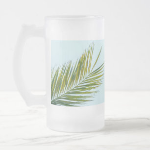 Tropische grüne Palmenwedel auf Hellblau Mattglas Bierglas