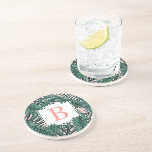 Tropische Grünpalme Blätter Korallenmonogramm Getränkeuntersetzer (Seite)