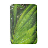 Tropische Grüntöne mit Regentropfen Badematte (Vorderseite Vertikal)