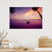 Tropische Insel im Sonnenuntergang mit einem Boot Poster (Küche)