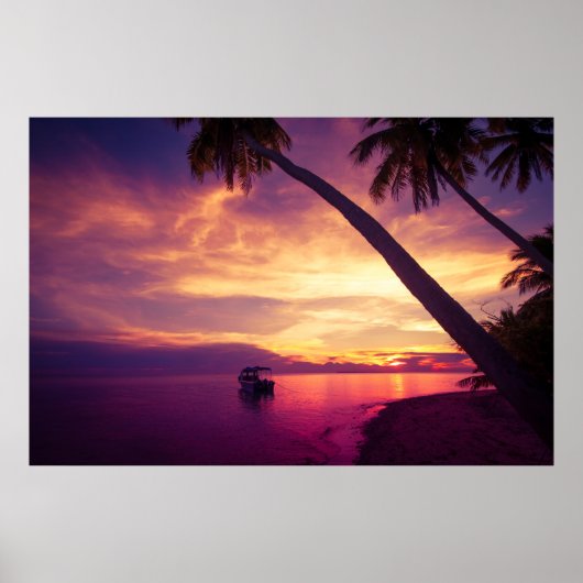Tropische Insel im Sonnenuntergang mit einem Schif Poster (Vorne)