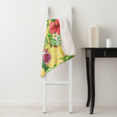 Tropische Michfrüchte, Blume und Blätter auf Gelb Sherpadecke (Beispiel)