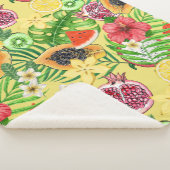 Tropische Michfrüchte, Blume und Blätter auf Gelb Sherpadecke (3/4)
