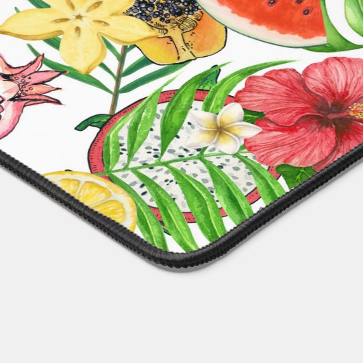 Tropische Michfrüchte, Blume und Blätter in Weiß Schreibtischunterlage (Ecke)