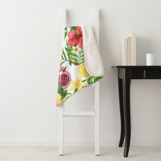 Tropische Michfrüchte, Blume und Blätter in Weiß Sherpadecke (Beispiel)