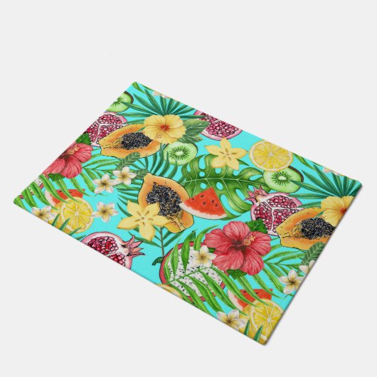 Tropische Mischfrüchte, Blume und Blätter auf blau Fußmatte (Schrägansicht)