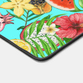 Tropische Mischfrüchte, Blume und Blätter auf blau Schreibtischunterlage (Ecke)