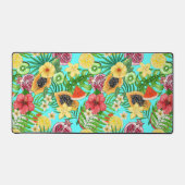 Tropische Mischfrüchte, Blume und Blätter auf blau Schreibtischunterlage (Vorderseite)