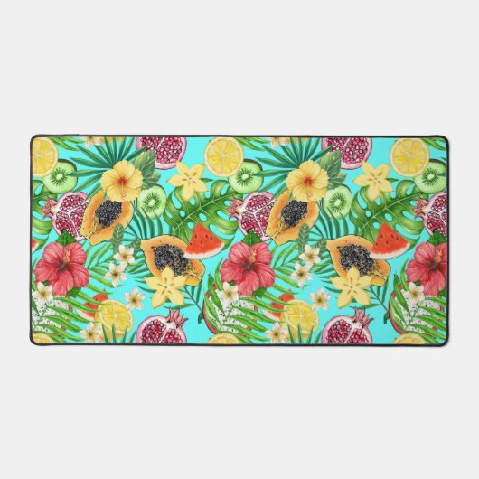 Tropische Mischfrüchte, Blume und Blätter auf blau Schreibtischunterlage (Vorderseite)