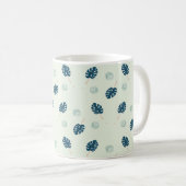 Tropische Monstera-Blätter Monogramm auf blau Kaffeetasse (VorderseiteRechts)