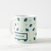 Tropische Monstera-Blätter Monogramm auf blau Kaffeetasse (Vorderseite Links)