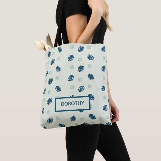 Tropische Monstera-Blätter Monogramm auf blau Tasche (Von Nahem)