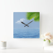 Tropische Palme über Wasser Quadratische Wanduhr (Zuhause)