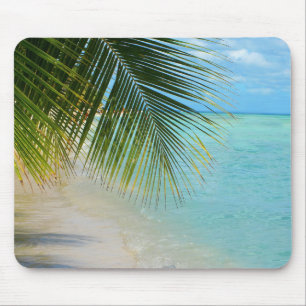 Tropische Palme und Ozean auf Strand Mousepad