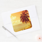 Tropische Palmen am Strand bei Sonnenuntergang Quadratischer Aufkleber (Umschlag)