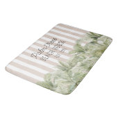 Tropische Palmen, Beige Streifen Beach House Badematte (Schrägansicht)