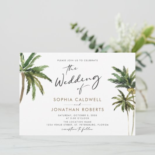 Tropische Palms-Kalligraphie-Hochzeit in Urlaubsor Einladung (Stehend Vorderseite)