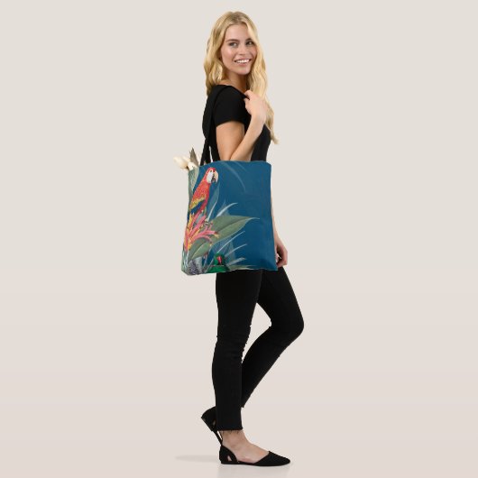 Tropische Papageien und dunkelblaue Blüten Tasche (Am Model)
