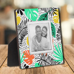 Tropische Pflanze Dots Muster Frameless Foto Easel Fotoplatte<br><div class="desc">Maßgeschneiderte tropische Pflanze und schwarze Punktmuster schaffen einen schönen Rahmen für Ihr Lieblingssymbol auf dieser Tischplatte mit eingebautem Soal. Das Bild wird direkt auf die Hartplatine gelegt, um ein atemberaubend knuspriges Bild mit einer leicht abwischbaren, sauberen Oberfläche zu erhalten. Gut als Geschenk oder um Ihr Lieblings-Foto in Ihrer Zuhause anzuzeigen....</div>