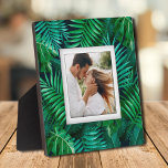 Tropische Pflanze Frameless Foto Easel Back Fotoplatte<br><div class="desc">Ein tropisches Pflanze-Muster, das dimensioniert aussieht, schafft einen wunderschönen Rahmen für Ihr Lieblings-Foto auf dieser Tischplatte mit eingebautem Aasel. Das Bild wird direkt auf die Hartplatine gelegt, um ein atemberaubend knuspriges Bild mit einer leicht abwischbaren, sauberen Oberfläche zu erhalten. Gut als Geschenk oder um Ihr Lieblings-Foto in Ihrer Zuhause anzuzeigen....</div>