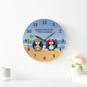 Tropische Pinguine Couple Hula Pirate Island Beach Große Wanduhr (Zuhause)