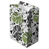 Tropische Print Monstera Leaves Mittlere Geschenktüte (Rückseite Schrägansicht)