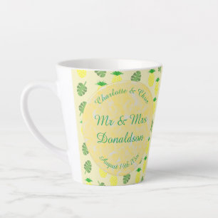 Tropische Sommerhochzeitpinienbäume und Palmen-Blä Milchtasse