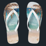 Tropische Sommerpalmen aus Palmen Badesandalen<br><div class="desc">Ein tropisches Sommer-Strandbild mit Palmen, Sand, Meer und blauem Himmel machen diese Flip Flops perfekt für Ihre Sommerferien/Ausflüge in diesem Jahr. Oder einfach nur bei Zuhause :) Dieses Design ist in meiner Hochzeitskollektion enthalten, sodass sie perfekte Accessoires für Ihr Brautparty machen würden! Einfach die angezeigten Namensfelder bearbeiten, oder einfach löschen,...</div>
