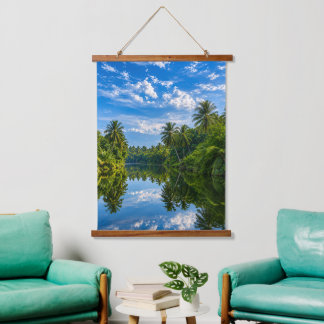 Tropische Spiegel-Flussreflexionen Wandteppich Mit Holzrahmen
