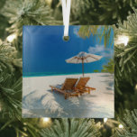 Tropische Strände | Lounge Chairs Beach, Bora Bora Ornament Aus Glas<br><div class="desc">Dieses phantastische Foto von Getty Images besticht durch eine wunderschöne tropische Landschaft,  zwei Sonnenliegen,  Liegestühle und einen Schirm unter einer Palme.</div>