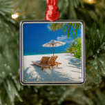 Tropische Strände | Lounge Chairs Beach, Bora Bora Ornament Aus Metall<br><div class="desc">Dieses phantastische Foto von Getty Images besticht durch eine wunderschöne tropische Landschaft,  zwei Sonnenliegen,  Liegestühle und einen Schirm unter einer Palme.</div>