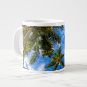 Tropische Strände   Palmen auf blauem Himmel Jumbo-Tasse