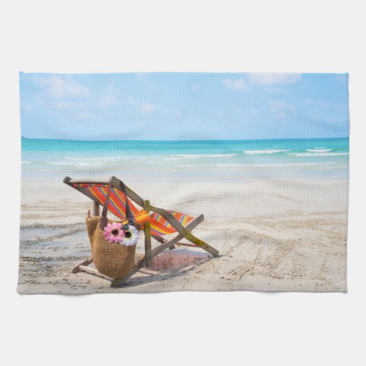 Tropische Strände | Strandstuhl auf Sand Geschirrtuch (Horizontal)