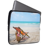 Tropische Strände | Strandstuhl auf Sand Laptopschutzhülle (Vorne Rechts)