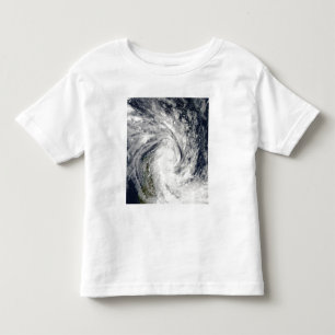 Tropische Sturm-Jade, die an Land über Madagasc Kleinkind T-shirt