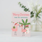 Tropische Weihnachten Rosa Flamingos auf Blush Postkarte (Stehend Vorderseite)