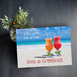 Tropische Weihnachtsgetränke auf den Sand Cards Einladung<br><div class="desc">Einfache tropische Weihnachtsgrüße Flachkarte. Zwei frostige Cocktails mit Strohhalmen sitzen auf warmem Sand und im Hintergrund blaues Wasser. Jedes Glas ist mit grünen Heiligen und Beeren am Glasstamm dekoriert. Passen Sie die Karte mit einer Signatur oben an und grüßen Sie unten. Behalt die "Meere und Grüße" oder ändere es nach...</div>