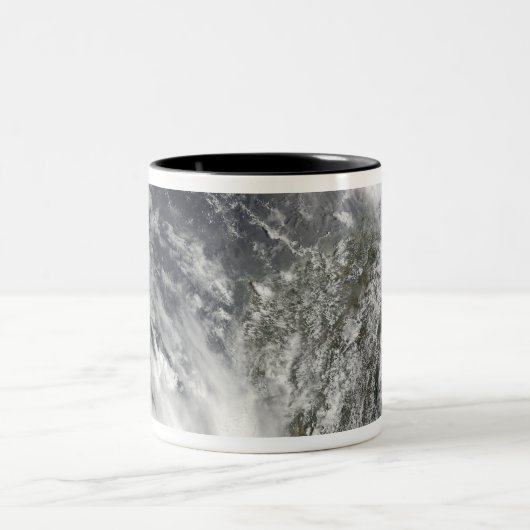 Tropische Zyklone Eric und Fanele Zweifarbige Tasse (Mittel)