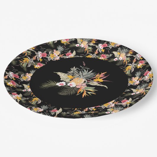 Tropischer Ananas-Hibiskus-Foliage auf Schwarz Pappteller (Schrägansicht)