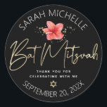 Tropischer Bat Mitzvah Black Gold Floral Watercolo Runder Aufkleber<br><div class="desc">Seien Sie stolz, freuen Sie sich und feiern Sie diesen Meilenstein Ihres Lieblings-Bat Mitzvah, wenn Sie diesen raffinierten, personalisierten Aufkleber verwenden! Eine stilvolle, atemberaubende, farbenfrohe, tropische Blume der Plumeria, Imitate goldgeschriebene Schrift, Star of David und Glitzer Punkte, zusammen mit dem weißen, modernen Sans Serif Typ, überlagern einen dramatischen schwarzen Hintergrund....</div>
