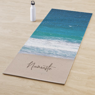 Tropischer Blauer Ozean und Namaste Beach Yogamatte